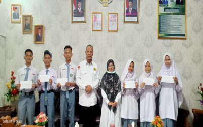 SISWA KURANG MAMPU MAN KOTA SOLOK TERIMA BANTUAN BAZNAS KANWIL SUMBAR