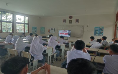 Tingkatkan Literasi AI, Kepala Madrasah, Guru dan Siswa MAN Kota Solok Ikuti Pelatihan AI Ready ASEAN