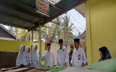 Kepala Kemenag Kota Solok Tinjau Langsung Proses Pembuatan Pupuk Organik di MAN Kota Solok