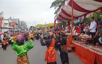 Tim Randai MAN Kota Solok Goyang Panggung Utama Pawai Alegoris HUT RI ke-80